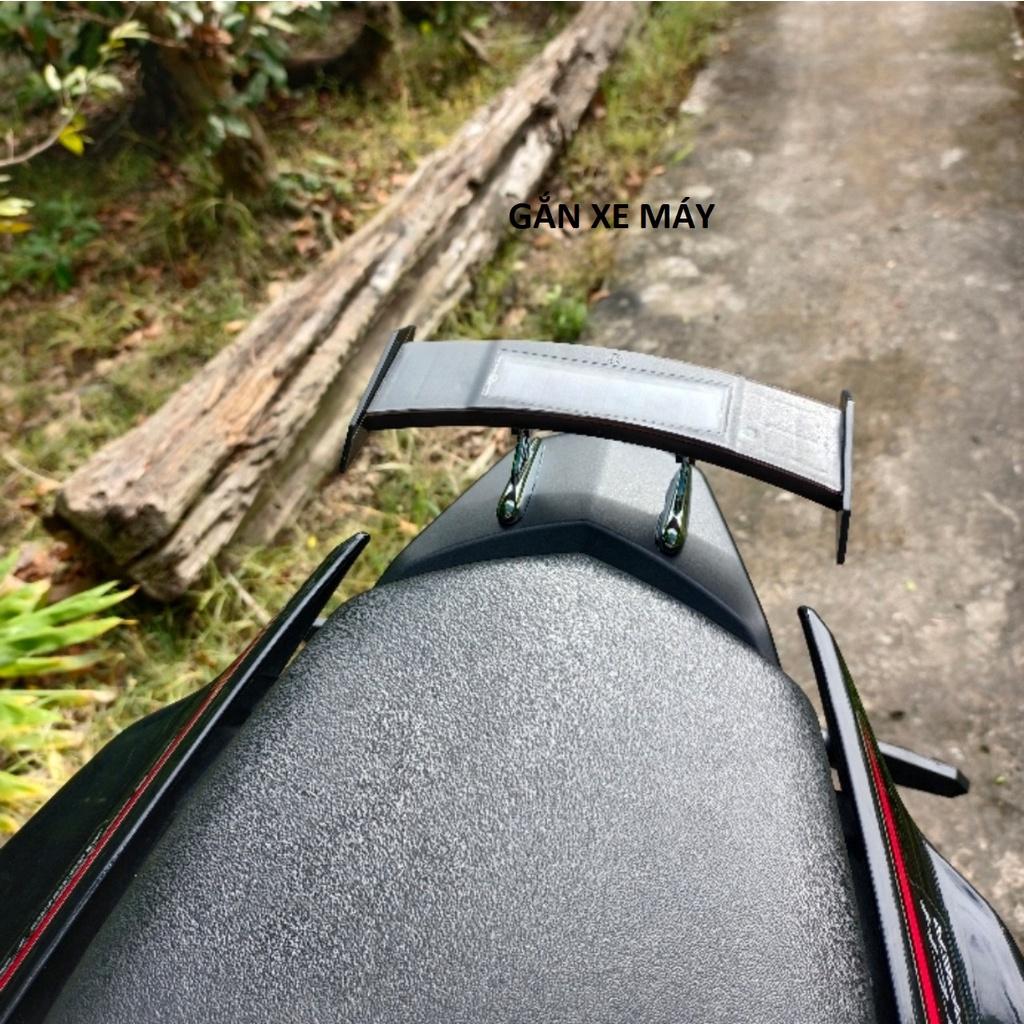 Đèn cánh gió gắn đuôi ô tô xe máy năng lượng mặt trời led cảnh báo kiểu audi chạy đuổi oại tốt siêu đẹp