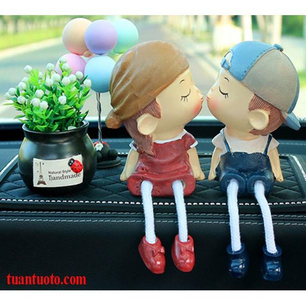 Bộ tượng cặp đôi hôn nhau và những chú thú cưng để trên ô tô