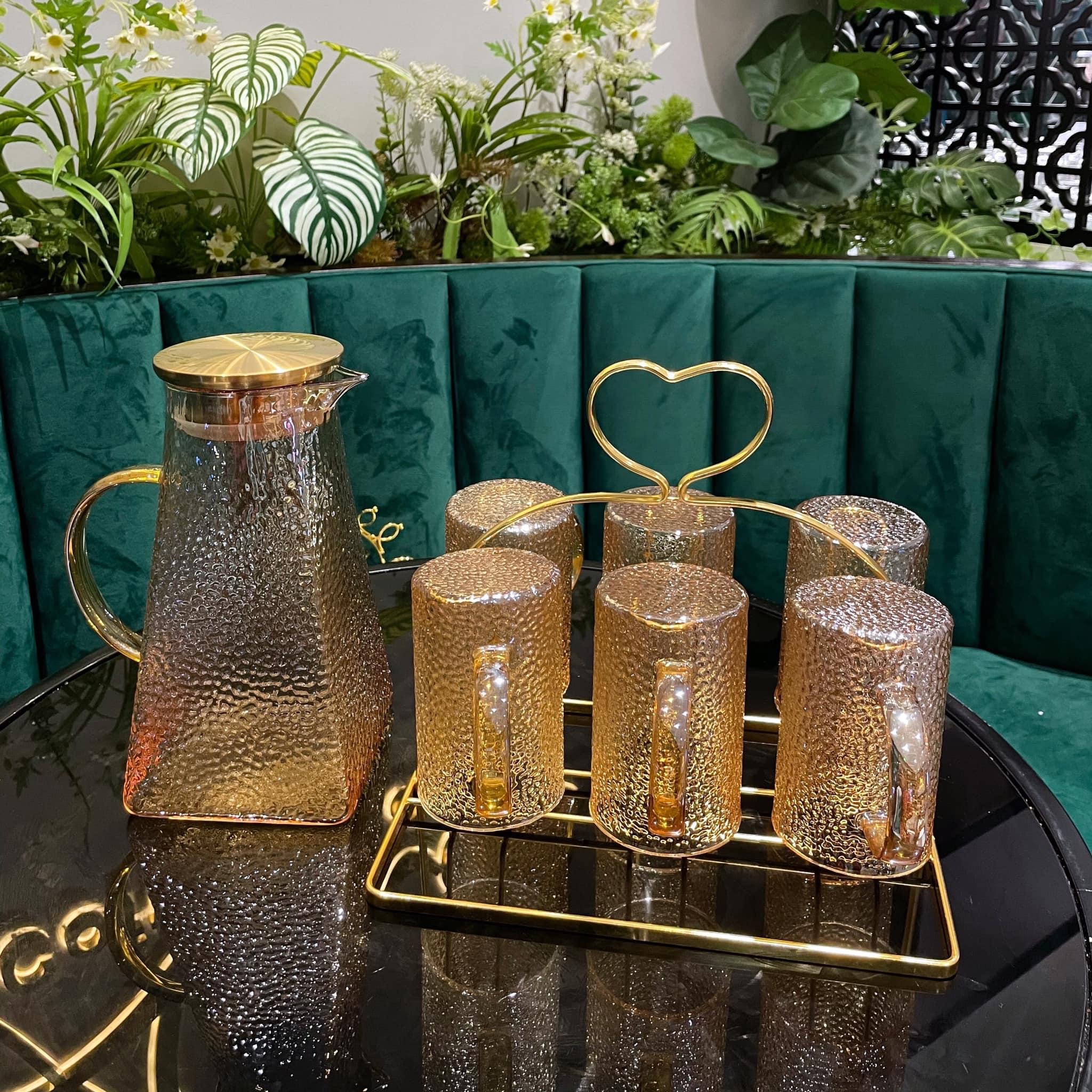 Bộ bình đáy vuông 6 cốc thủy tinh chịu nhiệt màu hổ phách  vân sần cao cấp
