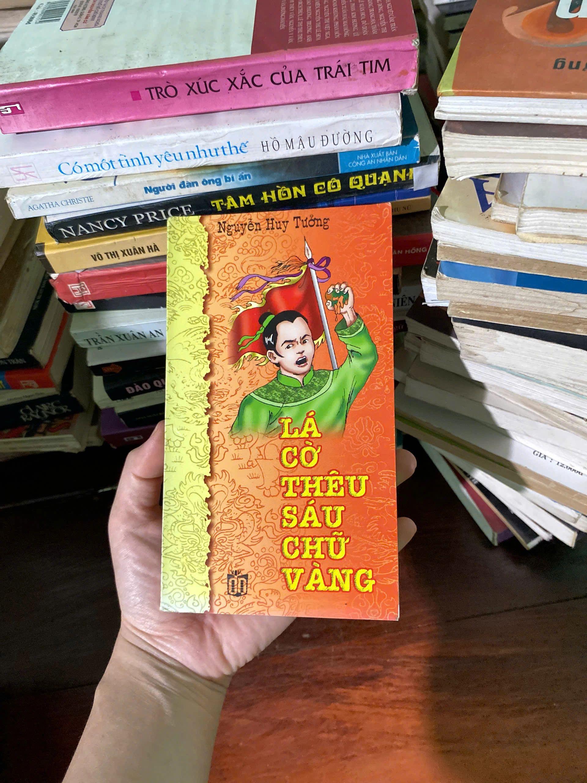 Lá Cờ Thêu Sáu Chữ Vàng