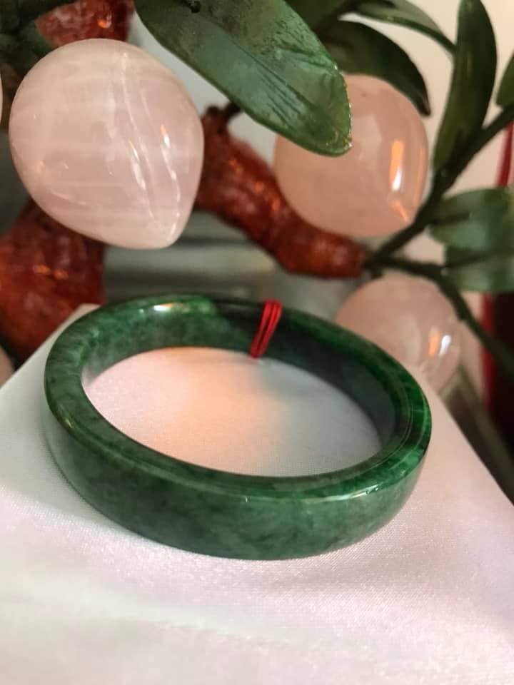 VÒNG TAY ĐÁ CẨM THẠCH TỰ NHIÊN BẢN VUÔNG XANH ĐẬM 50MM RẤT SANG ĐẸP SIZE VÒNG 50MM BẢN CAO 10,5mm X DẦY 6mm MÀU XANH BÔNG ĐẬM BÓNG ĐẸP LẮM NỮ 45kg - 52kg ĐEO Ạ