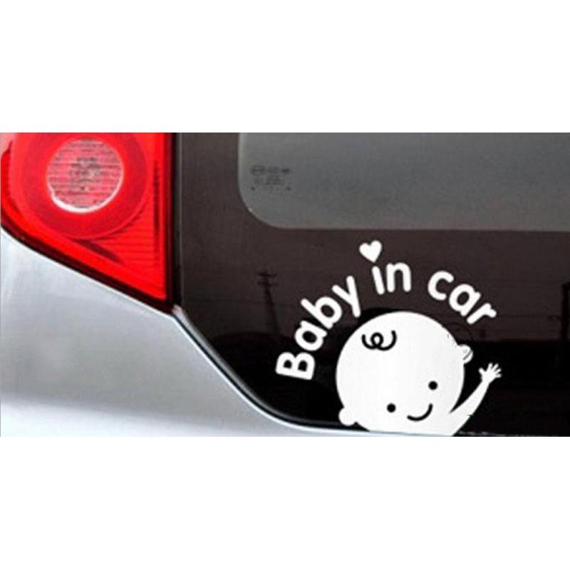 Tem BABY IN CAR dán phía sau và hai bên xe ô tô