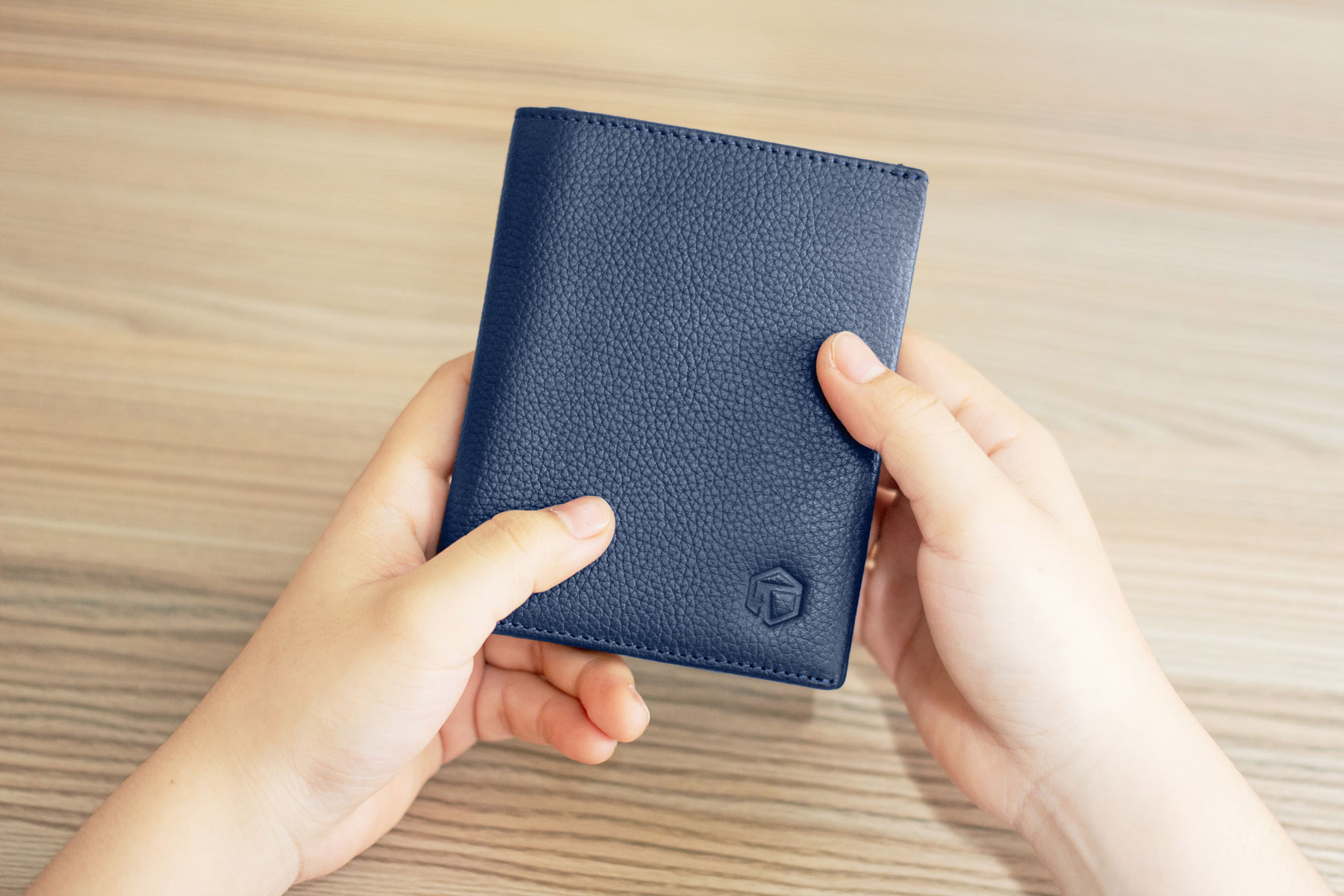 Ví đứng VICTOR - Da bò hạt | Anh Tho leather