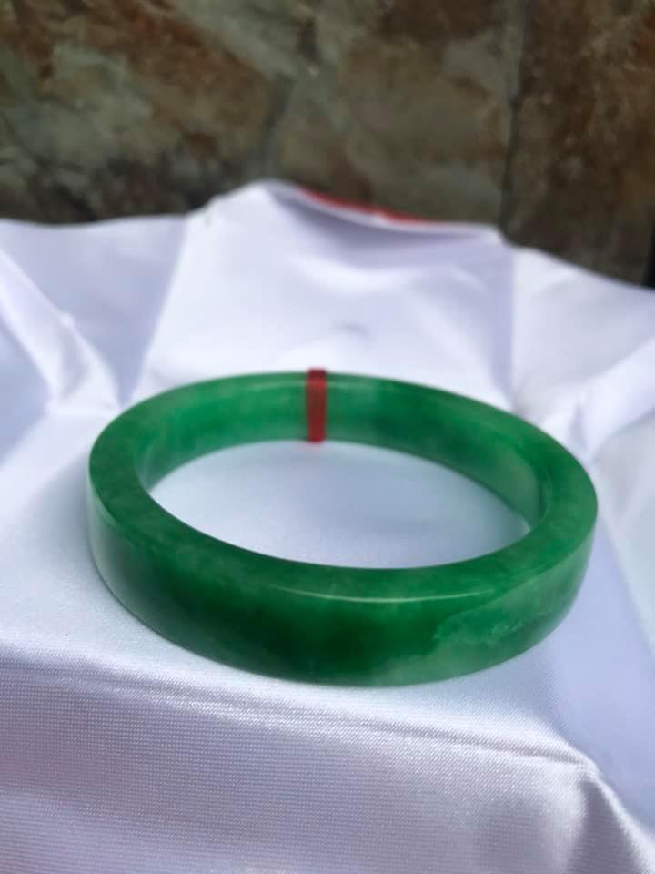 VÒNG TAY ĐÁ CẨM THẠCH BẢN VUÔNG ĐẬU LÝ I 56mm x BẢN CAO 12mm X DẦY 7mm CHUẨN VÒNG ĐẸP MÀU XANH LÁ ĐẬM ĐỀU BÓNG ĐẸP LẮM LUÔN Ạ NỮ 55kg - 68kg ĐEO