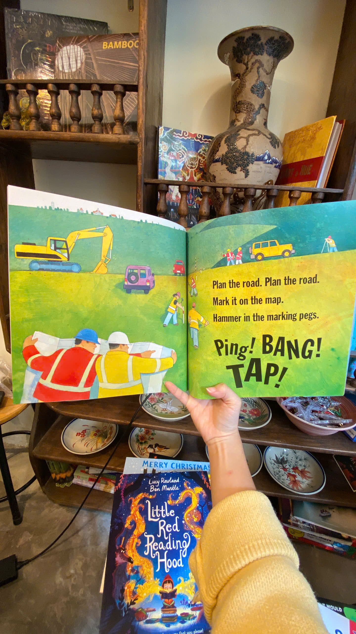 Sách - Roadworks by Sally Sutton - Picture Books