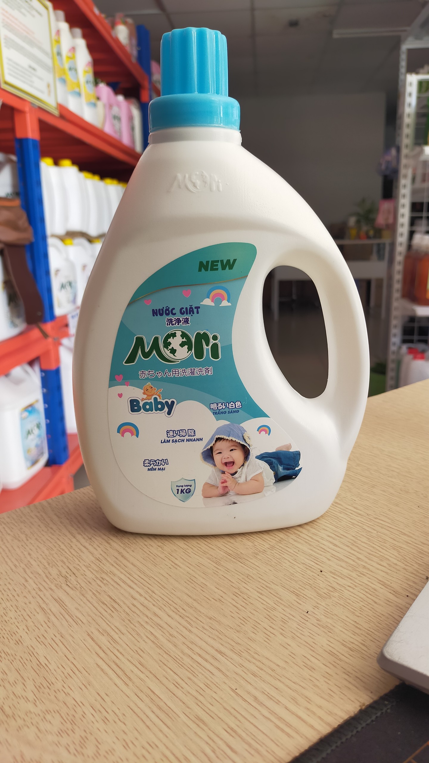 Nước Giặt Mori Baby Chai 1L Đánh Bay Vết Bẩn, Chống Vi Khuẩn, Giúp Quần Áo Của Bé Luôn Mềm Mại Và Lưu Hương Thơm Dịu Êm