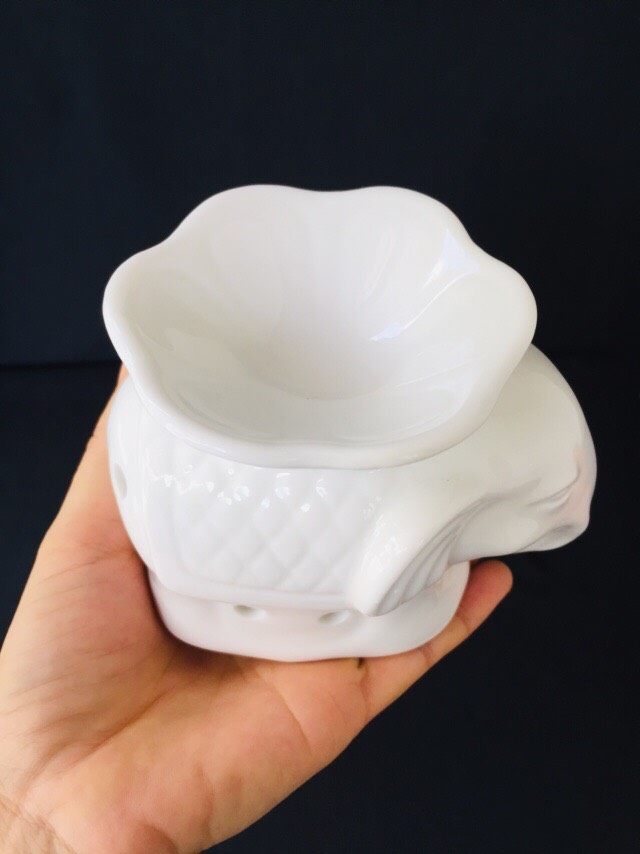 Đèn nến xông tinh dầu sứ trắng