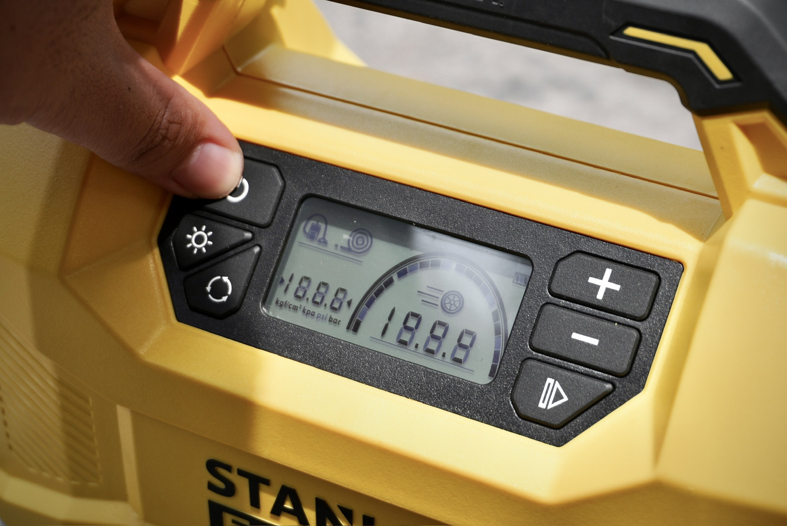 Máy bơm hơi đa năng dùng pin kèm tính năng thổi và hút bụi hiệu STANLEY Model SXVI02001-3 trong 1- HÀNG CHÍNH HÃNG