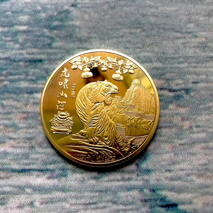 Xu Hình Con Hổ Gầm Của Hongkong, Dùng trưng bày trong nhà, trên bàn sách, bàn làm việc, làm quà tặng độc lạ ý nghĩa, kích thước 4cm, màu vàng - TMT Collection - SP005341