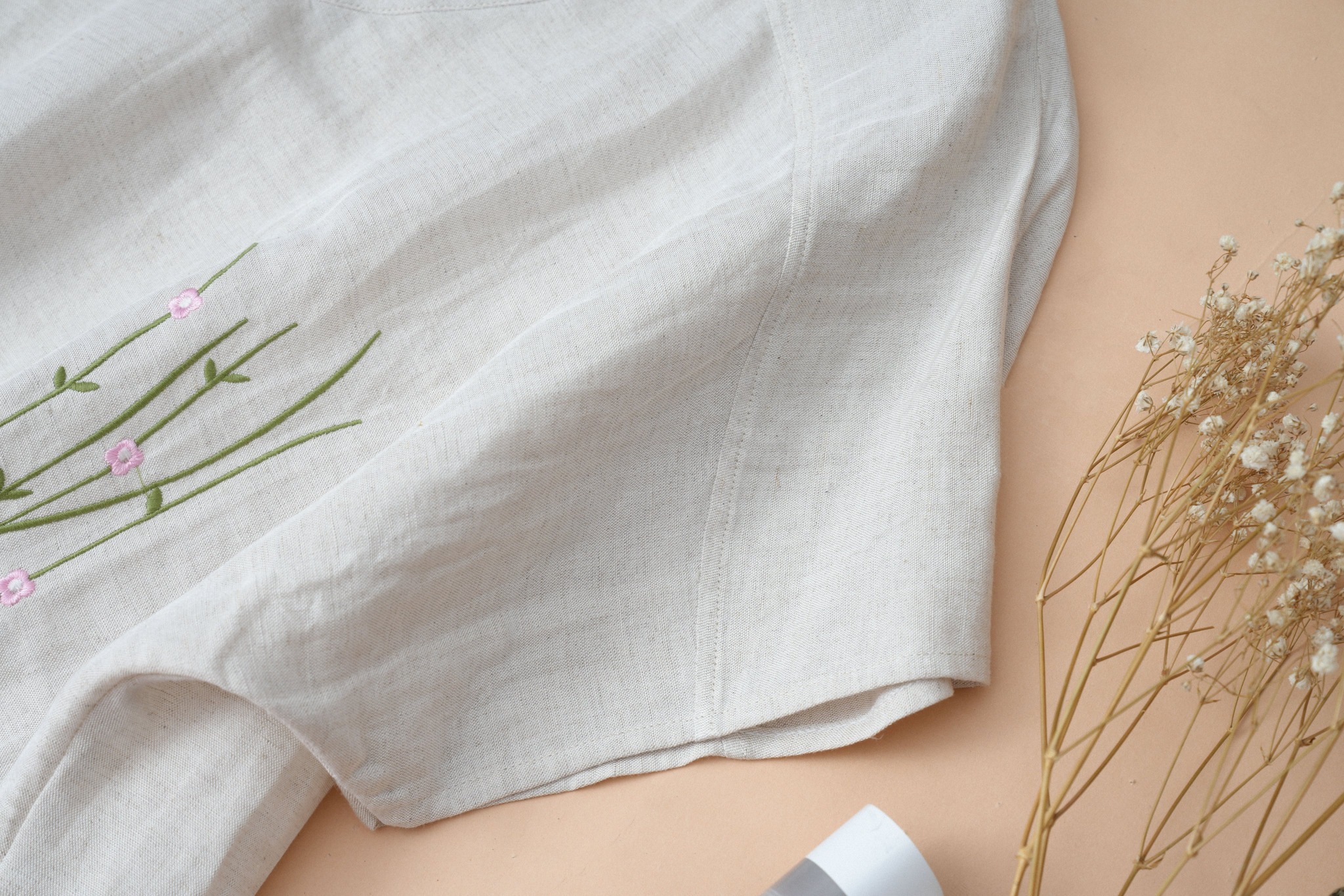 Áo Linen KACHISA cổ tim thêu họa tiết màu xám tiêu