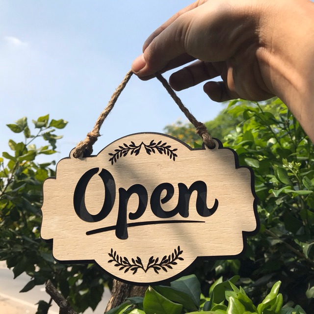 Bảng gỗ trang trí khắc tên 2 mặt Open/Closed treo cửa