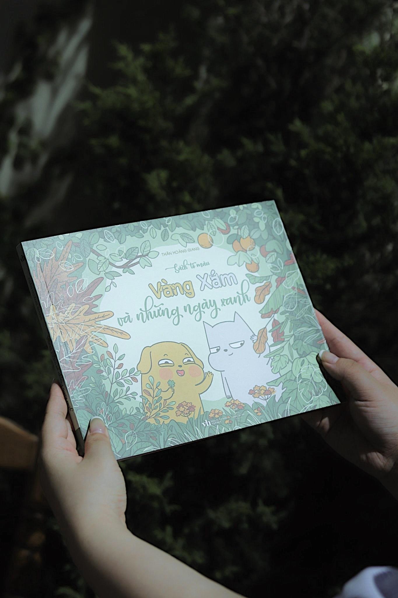 Sách Tô Màu - Vàng Xám Và Những Ngày Xanh - Bản Đặc Biệt - Tặng Kèm Sticker + Postcard + Móc Khóa Ngẫu Nhiên 1 Trong 2 Mẫu