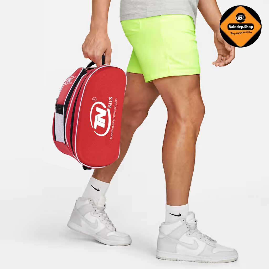 Túi Đựng Giày Thể Thao TNBags TN.B 9002 Màu Đỏ – Ngăn Rộng, Sang Trọng, Chống Nước, Logo Dập Nổi Cá Tính, Dây Đeo Thoải Mái!