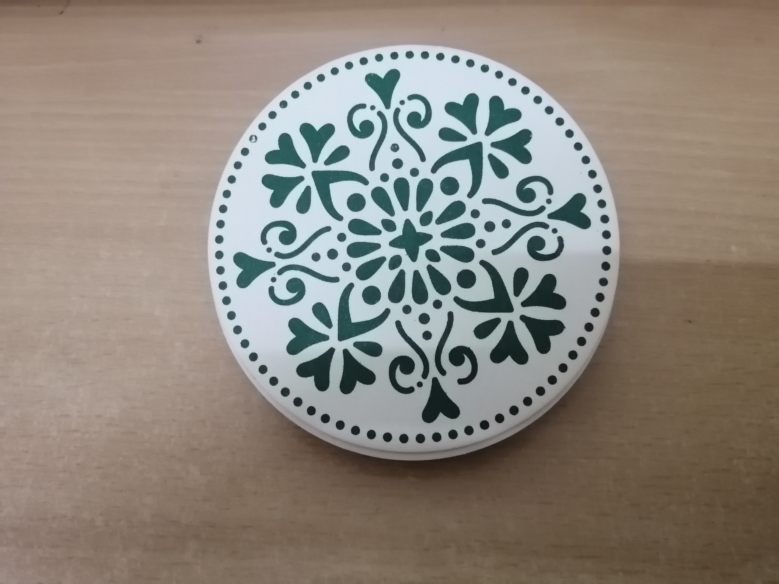 ĐẾ LÓT LY BẰNG GIẤY THƯƠNG HIỆU CỦA FNB IN HÌNH NGẪU NHIÊN ĐƯỜNG KÍNH 9 CM - MỘT LỐC SẢN PHẨM BAO GỒM 100 CÁI