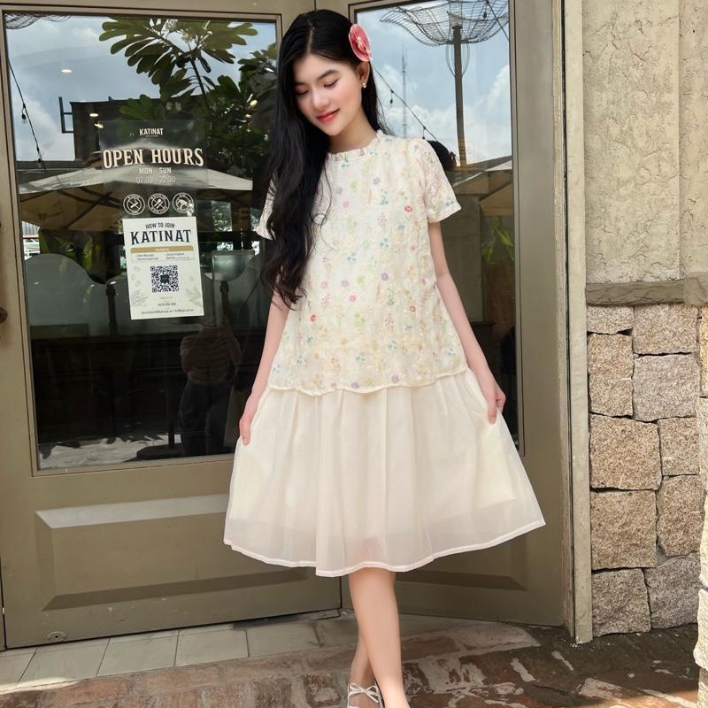 Đầm bầu thêu hoa cổ xếp bèo váy voan liền thân xinh xắn cho mẹ mang bầu và sau sinh - Kem