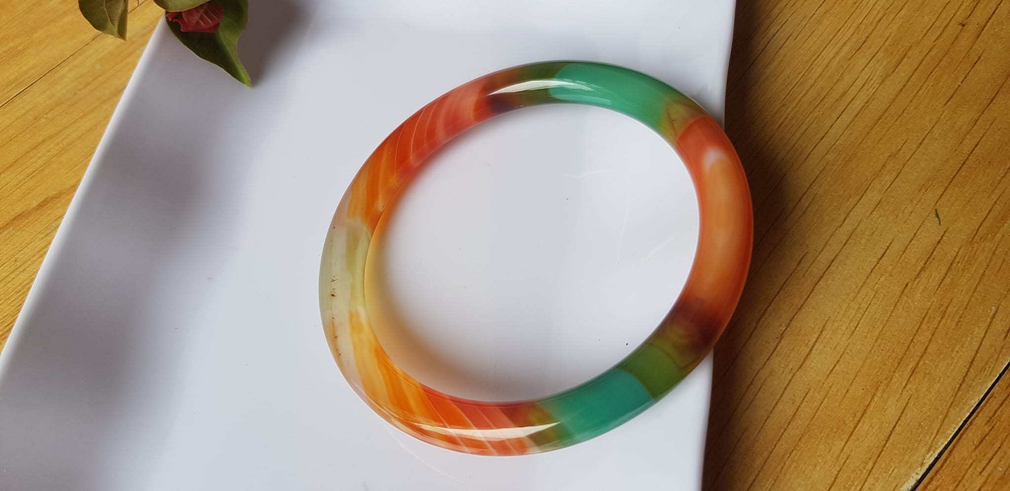 Vòng tay đá mã não tứ quý mới đỏ cam xanh dương xanh lá cam trắng vân sọc xéo xéo rất đẹp Vòng Ni 59mm x cọng 7,8mm Nữ 58kg - 70kg đeo Món quà tặng nữ ý nghĩa ạ