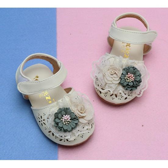 Giầy sandal tập đi cho bé gái đính bông hoa xinh xắn hàng chất lượng cao.