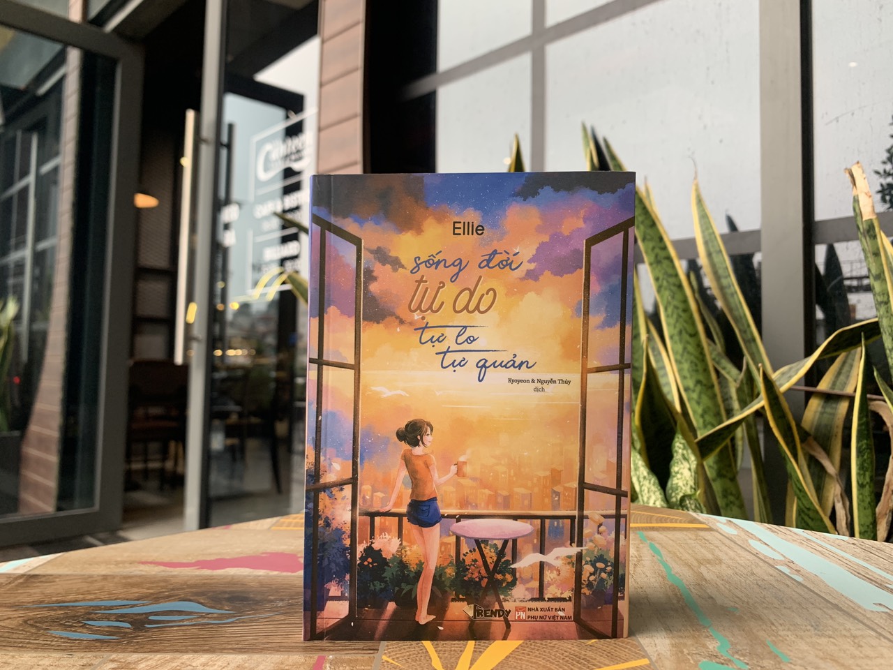 Sách - Sống Đời Tự Do, Tự Lo Tự Quản - Ellie - Books Trendy - Phuc Minh Books