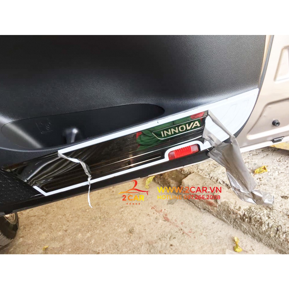 Ốp tapli cánh cửa, màng loa xe Toyota Innova 2017 - 2022 titan cao cấp