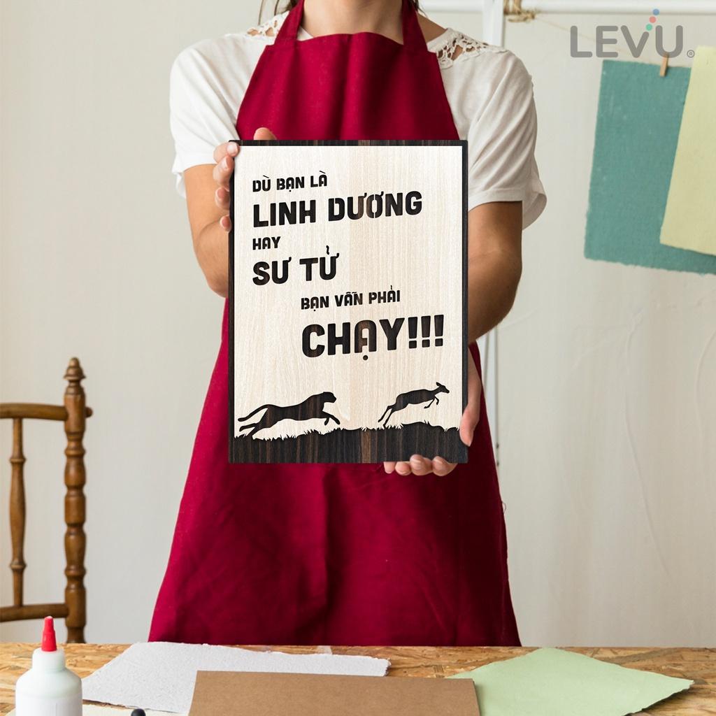 Tranh Slogan LEVU LV034 "Dù bạn là linh dương hay sư tử bạn vẫn phải chạy"