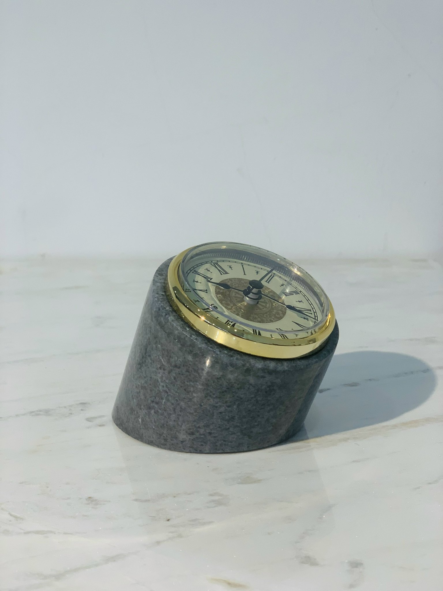 Đồng hồ để bàn đá tự nhiên DH05 tròn nhỏ màu Ghi xám