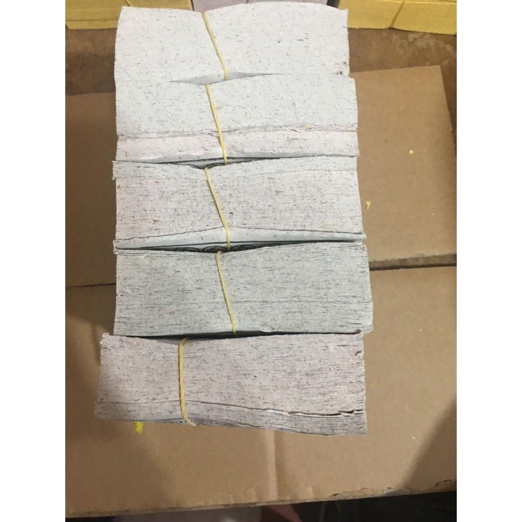 Một xấp giấy tiền trắng trong thờ cúng