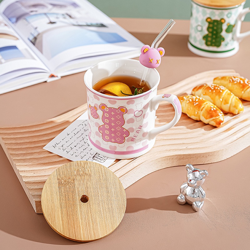 Ly sứ hình Bearbrik có nắp gỗ và ống hút thủy tinh sang chảnh