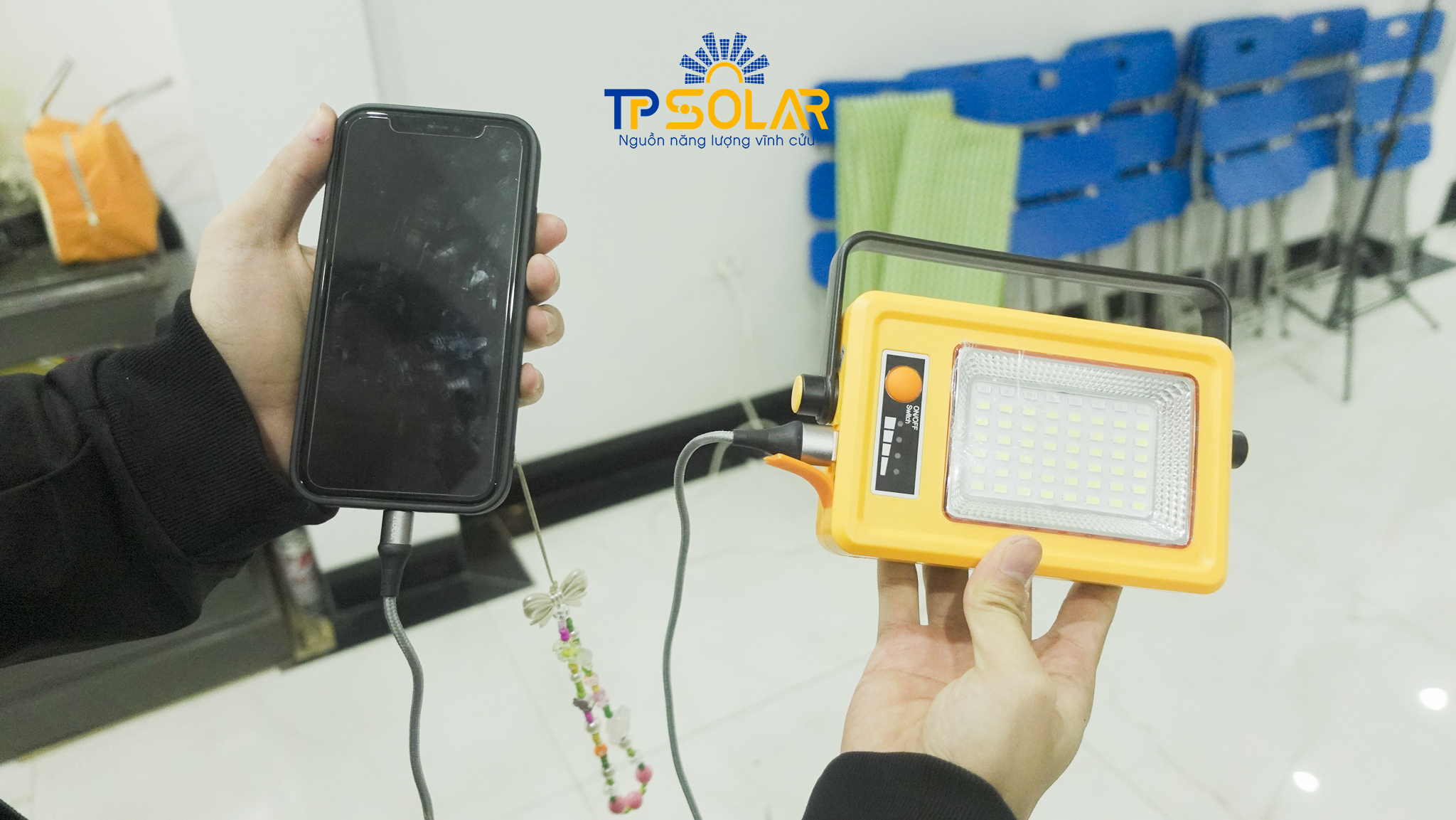 Đèn Cầm Tay Đa Năng Năng Lượng Mặt Trời TP Solar TP-X30N Công Suất 30W Sạc Pin Cho Điện Thoại, Chống Nước