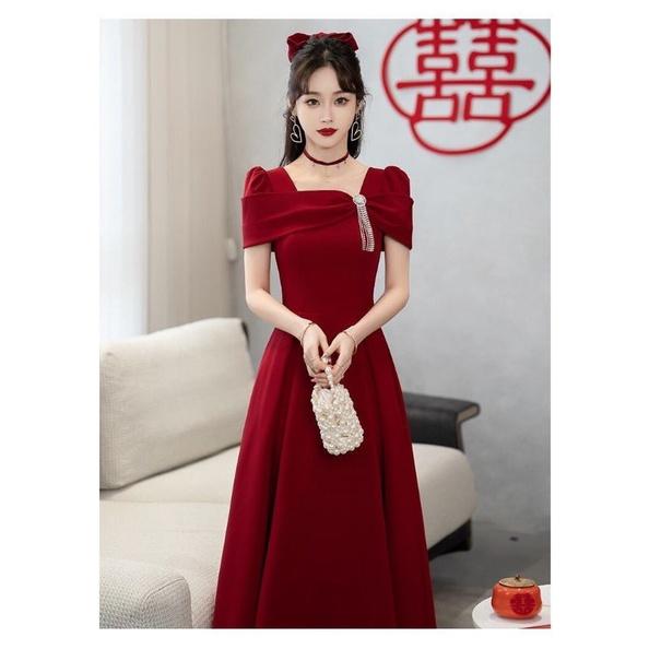 ĐẦM XÒE ĐỎ TRỄ VAI KÈM PHỤ KIỆN
