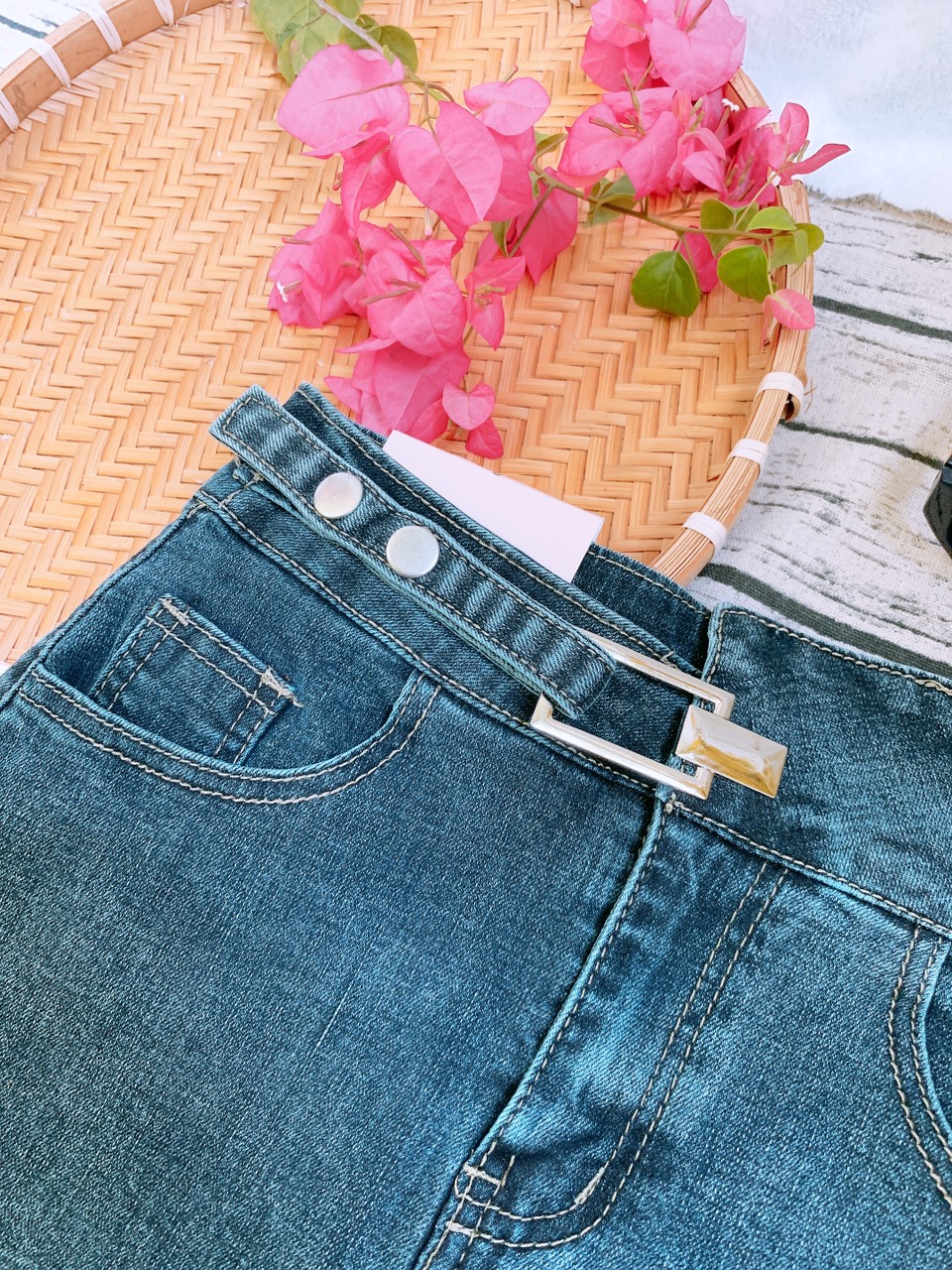 Chân váy jeans phối phụ kiện cực xinh