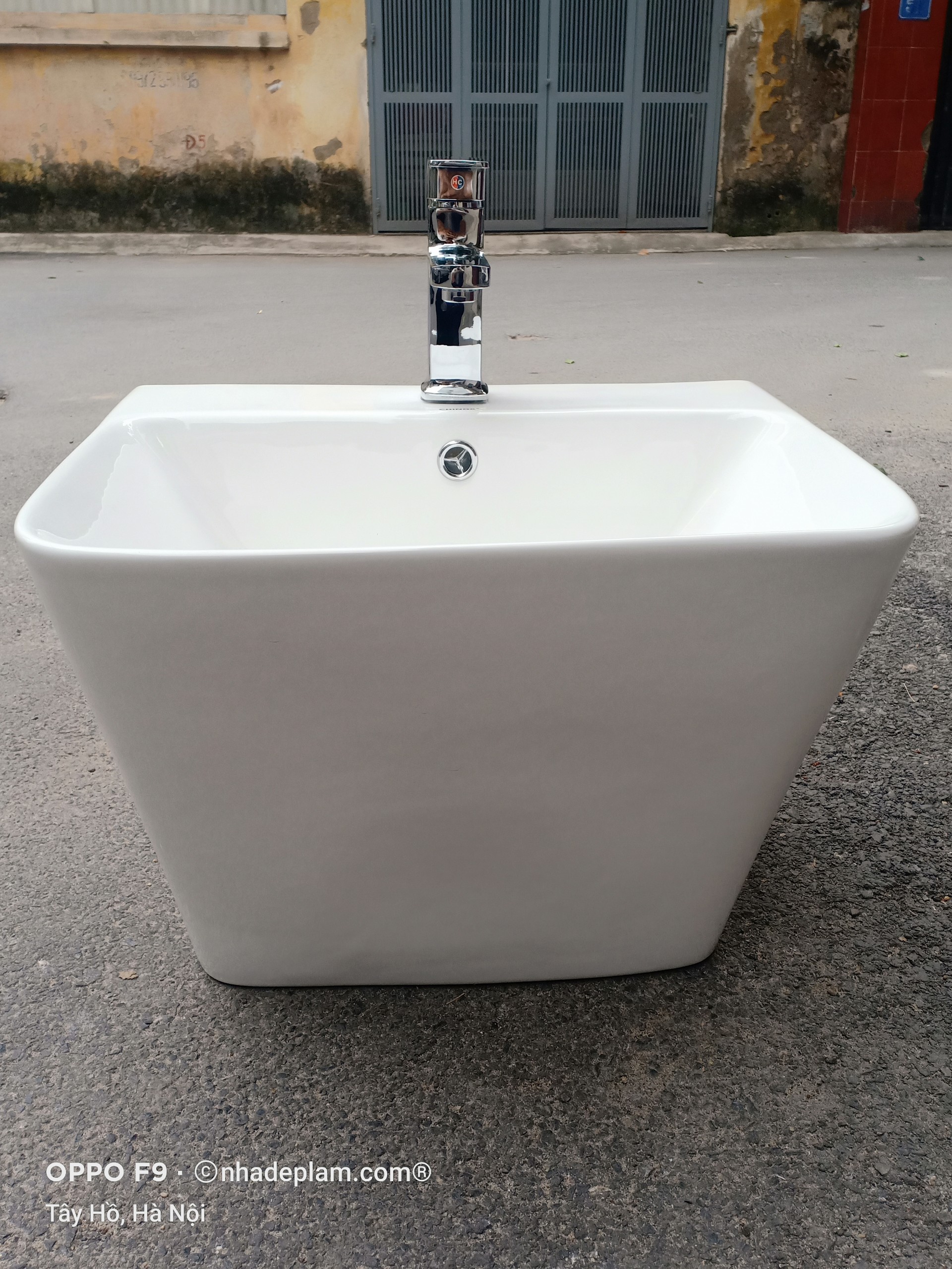 Chậu lavabo treo liền thân dạng khối phong cách châu âu