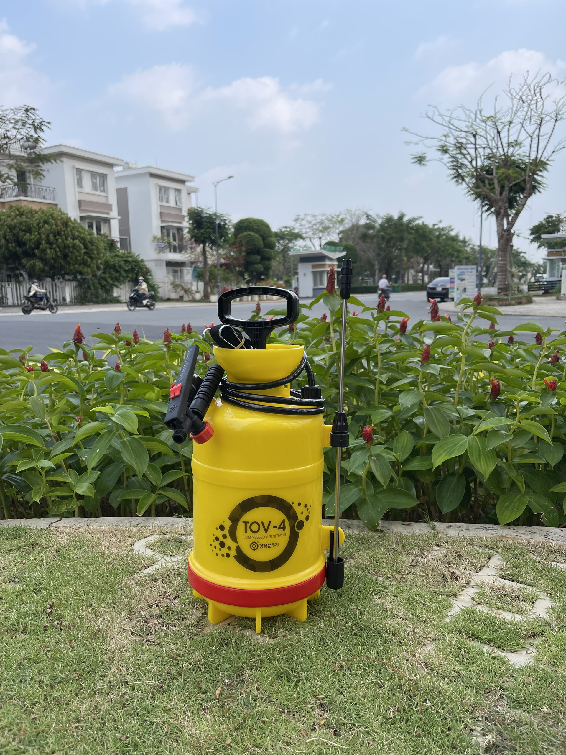 Bình xịt 4lít dùng để tưới cây - phun phân bón cung cấp dưỡng chất cho cây trồng