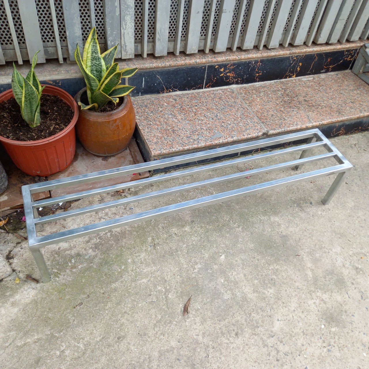 Kệ sắt đỡ chậu cây Dài 100cm, Rộng 20cm, Cao cm, hộp thép 20*20mm mạ kẽm, chân có nút nhựa chống trượt, dùng để kê đồ, kê chậu rau, kê chậu hoa