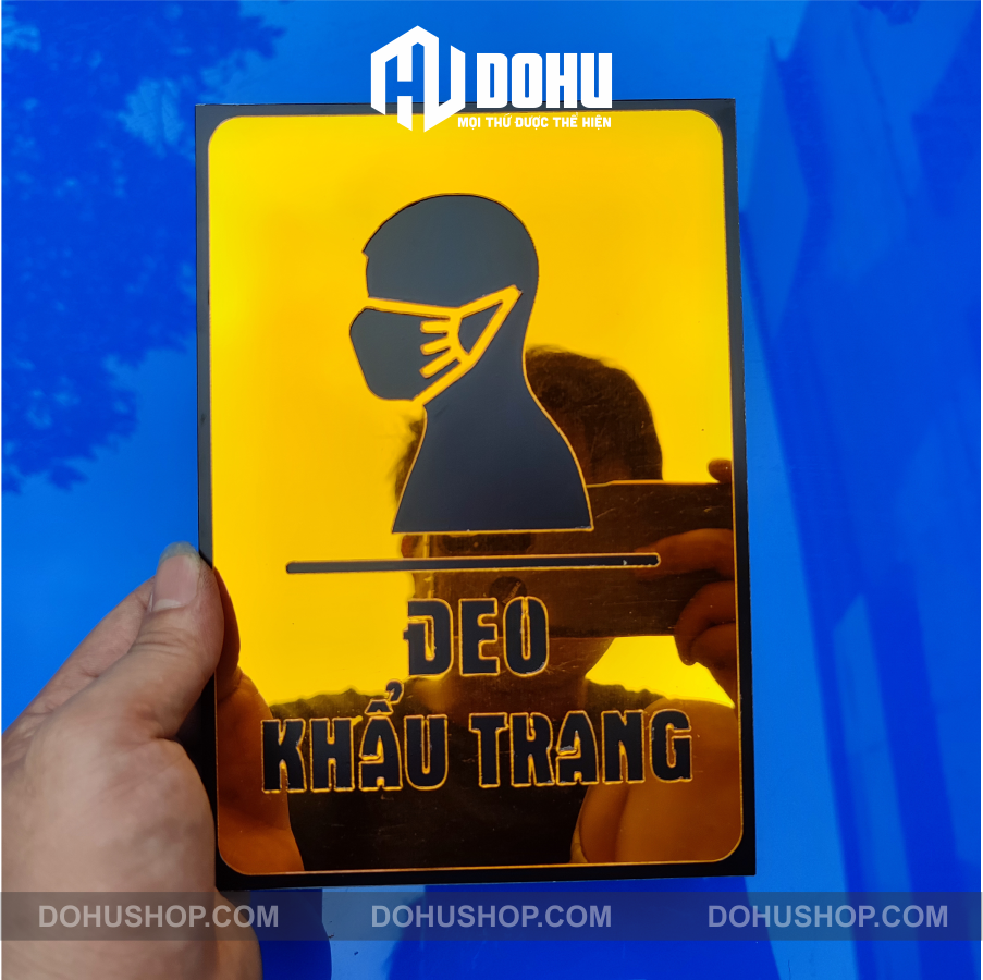 Biển Nhắc Nhở Đeo Khẩu Trang Làm Bằng Gương Vàng DOHU29 - Có sẵn keo dán tường tiện dụng