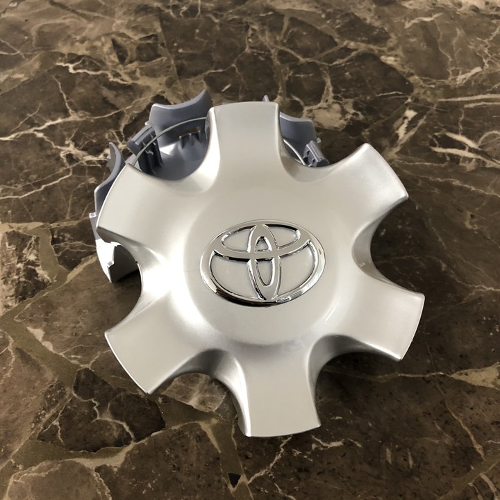 Logo chụp mâm, ốp lazang bánh sau xe ô tô Toyota Fortuner 2005-2011