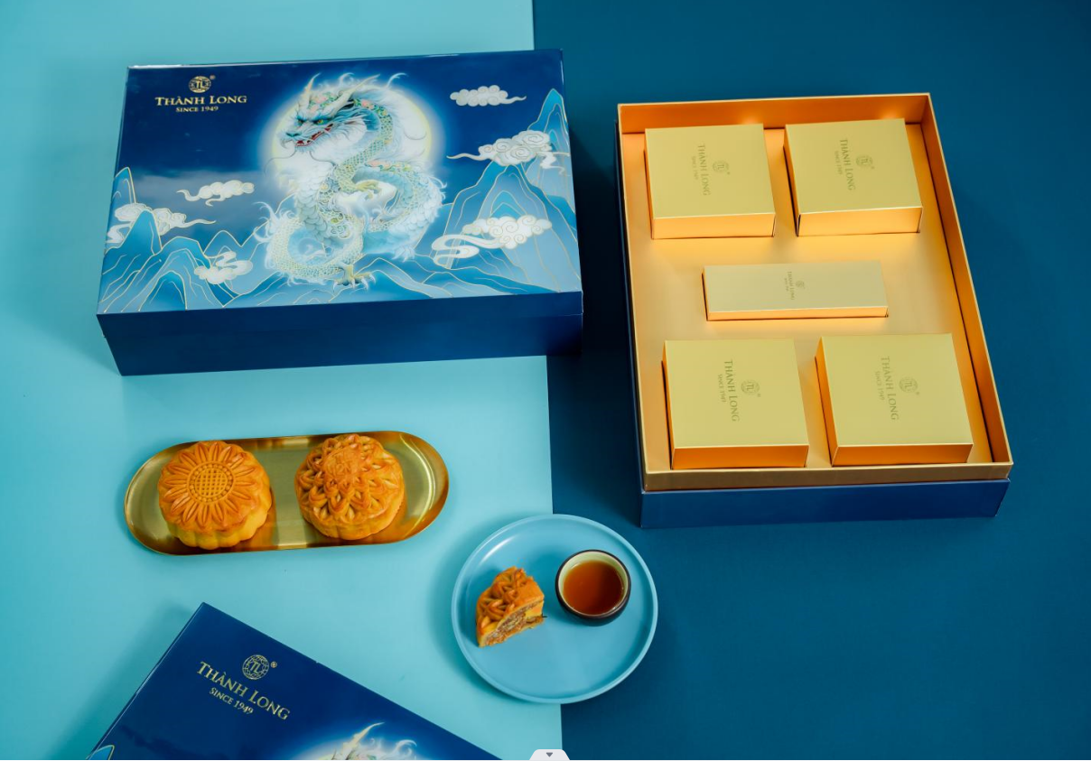 Bộ Hộp Bánh Trung Thu 4 Bánh 2 Trứng 220g Long Hưng - Thành Long (880g) - Việt Nam