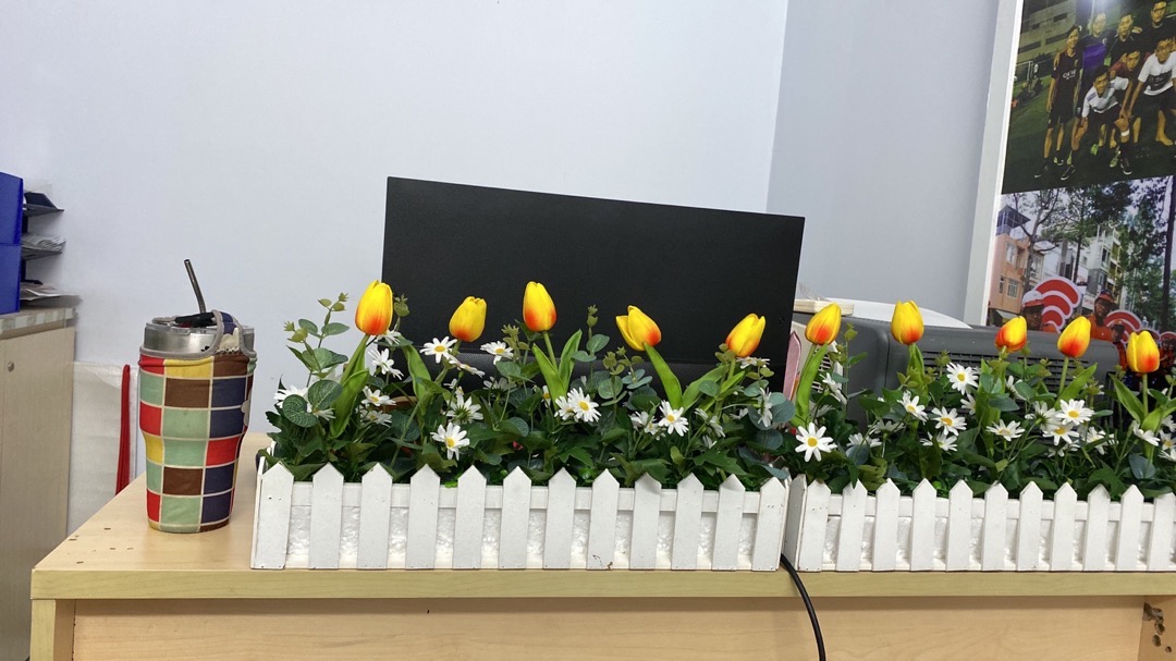 Chậu hoa giả trang trí – Nhiều mẫu mã – Chậu hàng rào cắm sẵn cây giả, hoa lụa decor – Rộng 10 cm – Dài từ 30 đến 50 cm – Cao từ 15 đến 30 cm