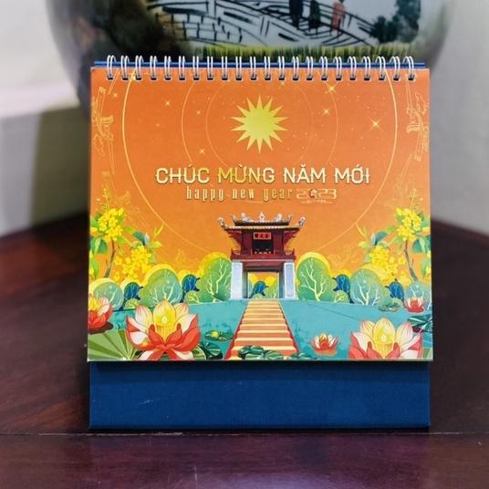 Lịch Để Bàn Lò Xo Cứng 2023 Lịch Để Bàn Chữ A 2023 - Mẫu Ngẫu Nhiên