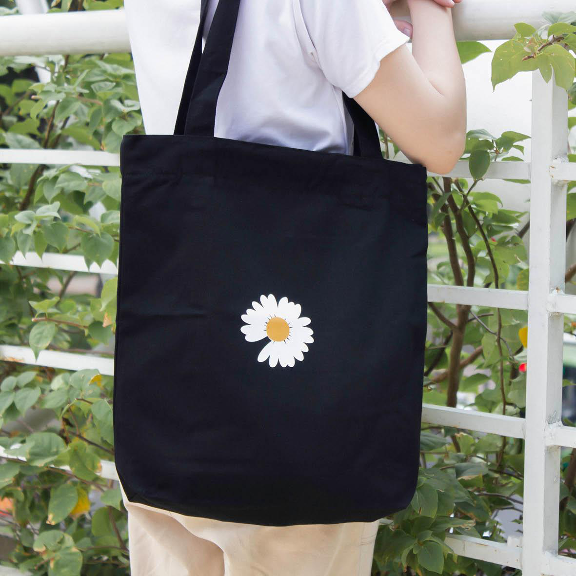 Túi vải tote nữ đeo vai màu đen in hình cúc họa mi trắng, vải canvas size cao 39 x ngang 34 cm, mã TV03