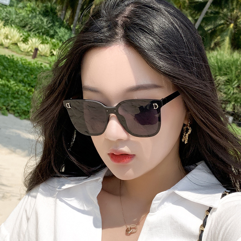 Kính râm thời trang nam nữ , kính râm gọng vuông cổ điển chống tia cực tím phong cách Hàn Quốc , hiện đại kèm hộp đựng sang trọng