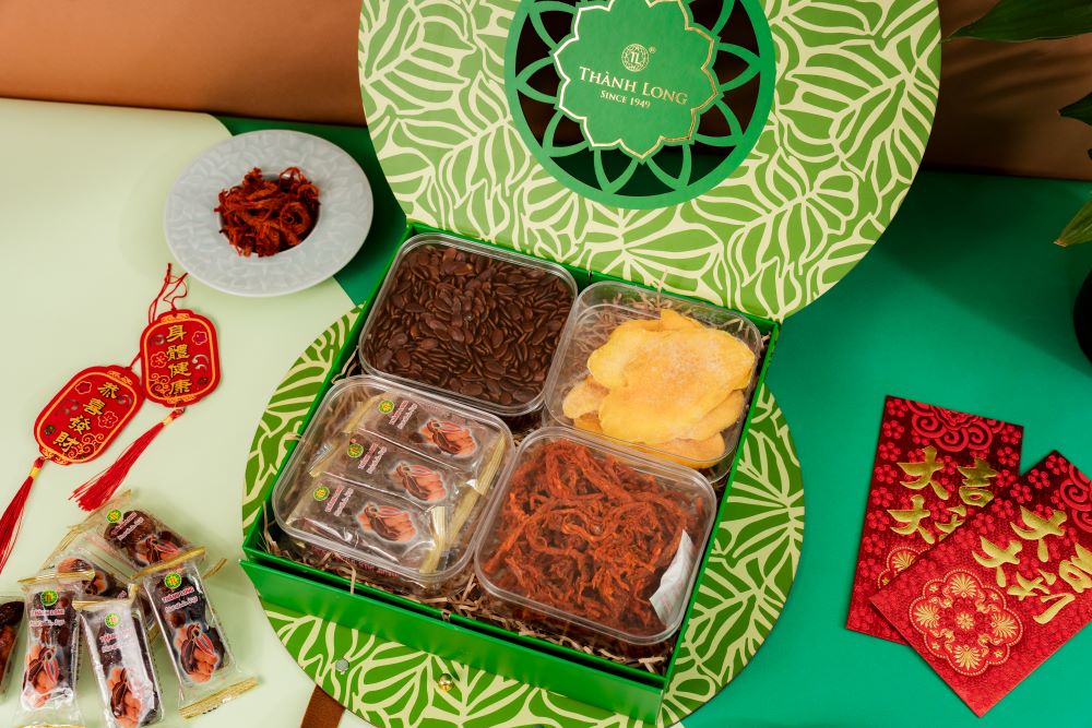 Hộp mứt thập cẩm Tấn Lộc - Thành Long gồm 4 loại khô bò sợi, hạt dưa, xoài sấy dẻo, mứt me thái cay