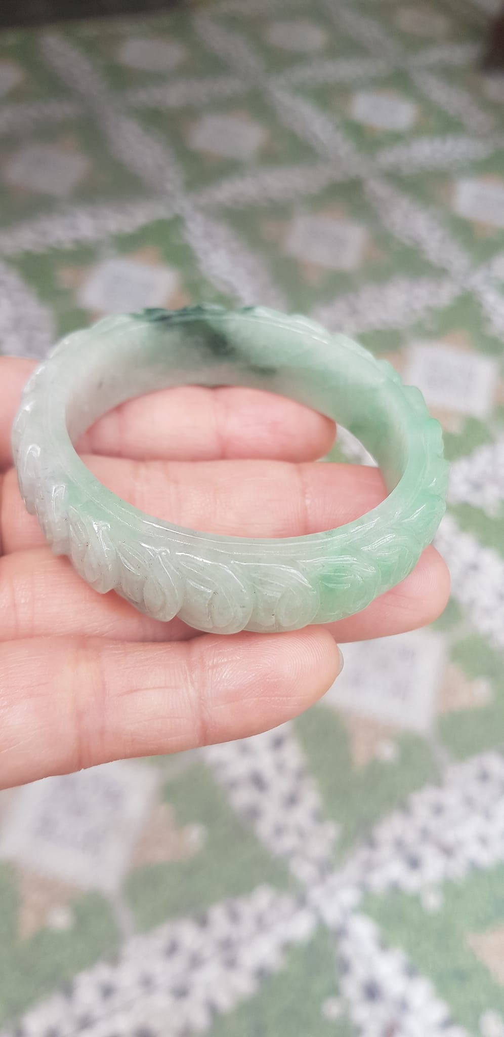 Vòng tay đá ngọc Cẩm Thạch dãy Đồng Tiền Tự nhiên Size 48mm x cao 13mm x dầy 7mm Màu trắng bóng ngọc ngà điểm xanh nhẹ đẹp may mắn tài lộc Nữ mệnh kim mệnh thủy tay nhỏ 35kg - 48kg đeo ạ