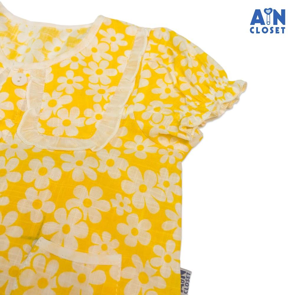 Bộ quần áo ngắn bé gái họa tiết Hoa 6 cánh trắng nền vàng linen xước - AICDBGLPQXW9 - AIN Closet