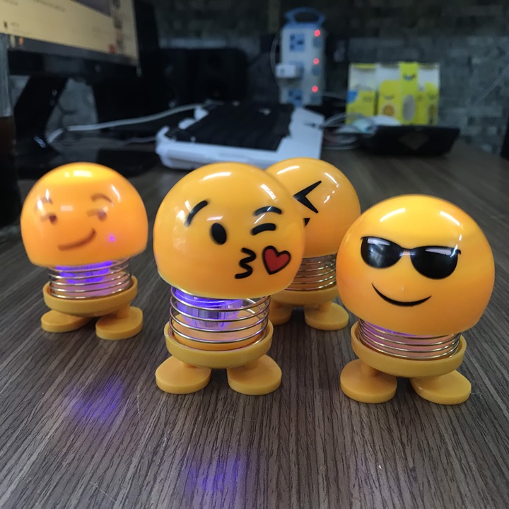 Combo 4 con lắc lò xo Emoji có đèn phát sáng trang trí ngộ nghĩnh - Hàng nhập khẩu