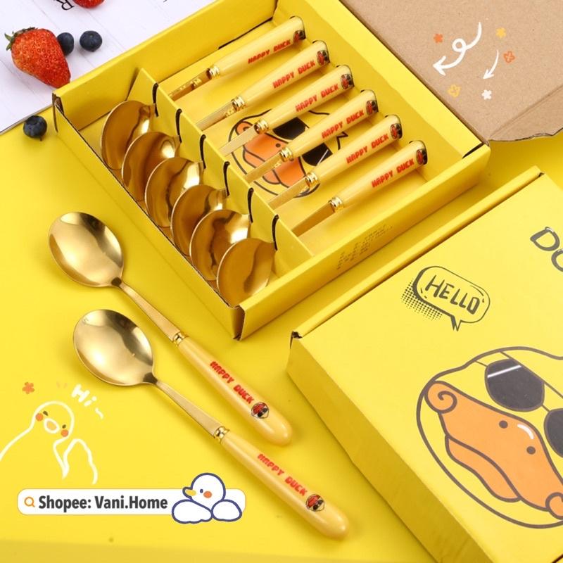 Set 6 thìa vịt vàng DUCK dễ thương kèm vỏ hộp xinh xắn - Bộ 6 muỗng hình vịt mạ vàng đáng yêu cán dài cho bé ăn dặm