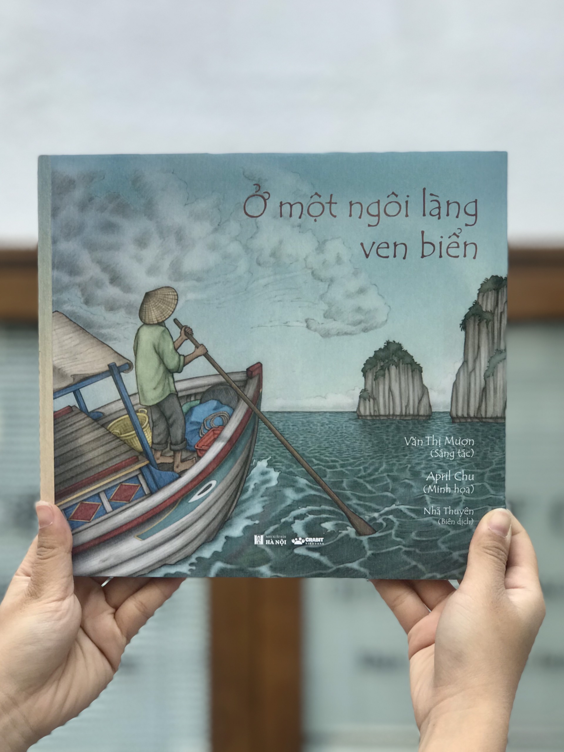 Ở một ngôi làng ven biển - Crabit Kidbooks - sách thiếu nhi dành cho trẻ từ 3 tuổi - tác giả Văn Thị Mượn