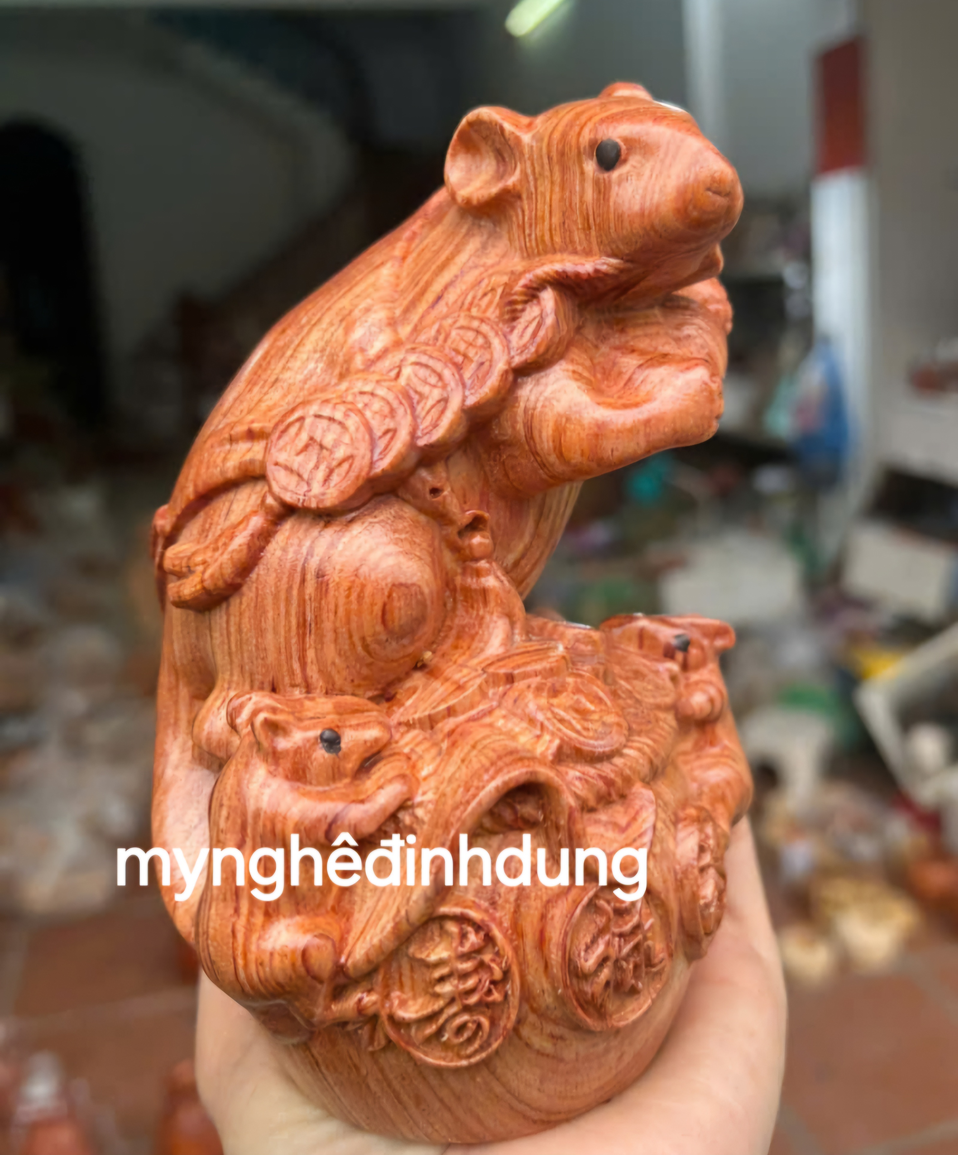 Tượng chú chuột mẹ  con bằng gỗ hương đá cao 15x9x9cm