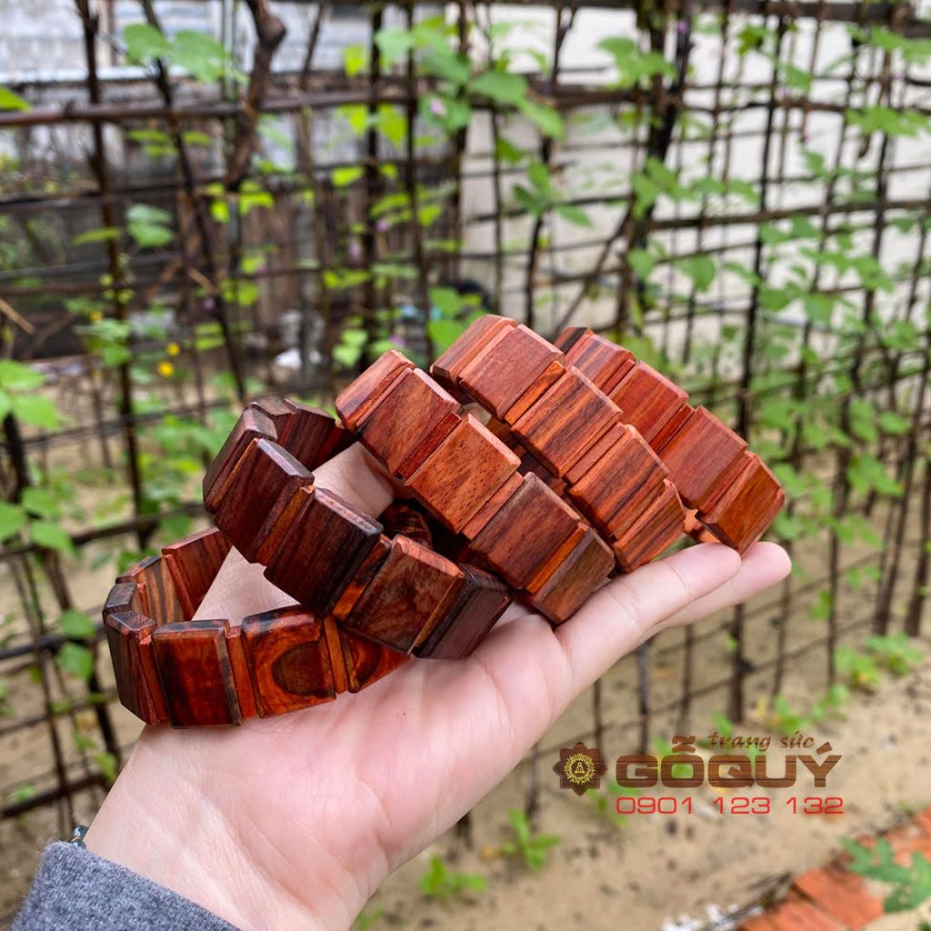 Vòng tay gỗ trắc bản vuông