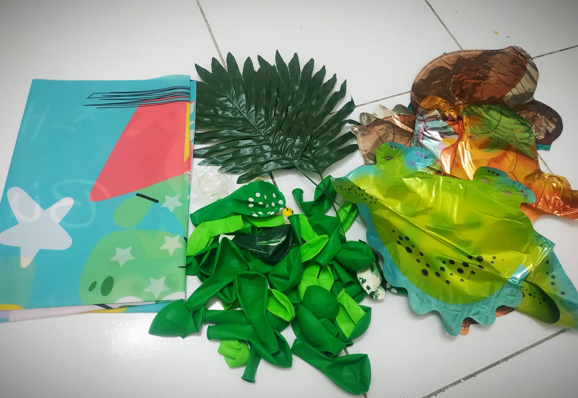 Set bong bóng trang trí sinh nhật, sự kiện cho bé chủ đề Khủng long trong Rừng xanh