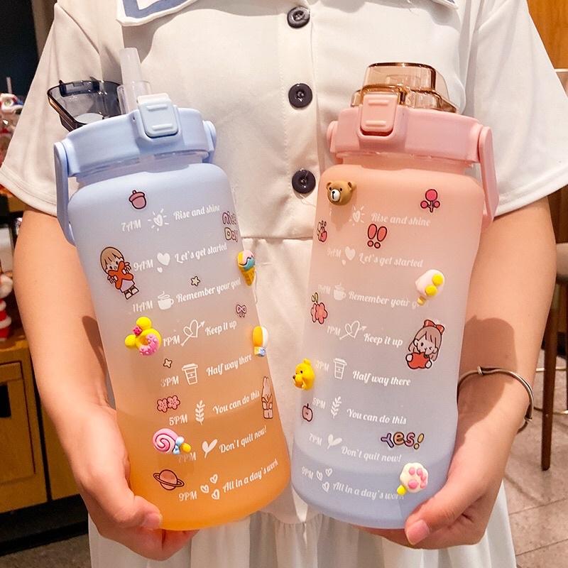 Bình Nước 2 Lít Dành Cho Người Lười Uống Nước,Bình Nước Cute 2L Siêu To Khổng Lồ Có ống Hút, Vạch Chia Nhắc Giờ